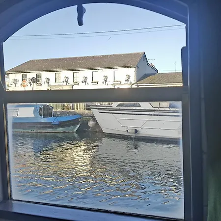 Roisin Dubh Houseboat