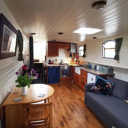 Roisin Dubh Houseboat Úszó hotel Sallins