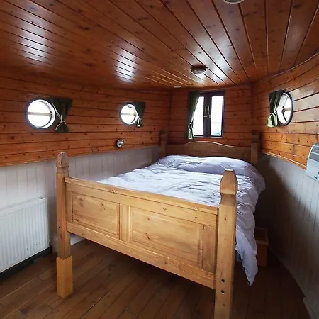 Roisin Dubh Houseboat Úszó hotel Sallins