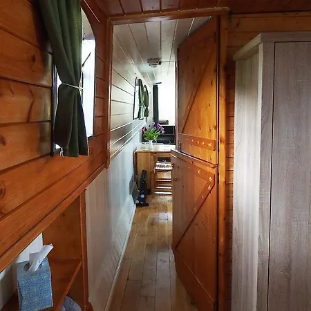 Roisin Dubh Houseboat 船上ホテル Sallins