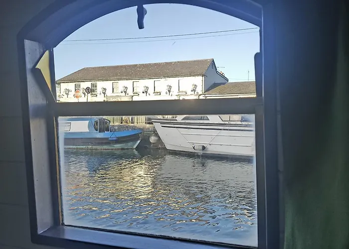 Roisin Dubh Houseboat