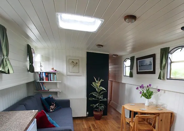 Roisin Dubh Houseboat Ботель