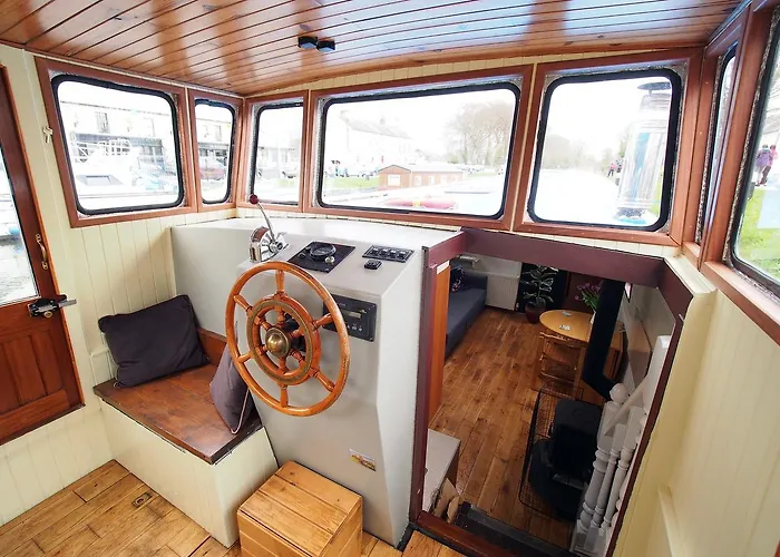 Roisin Dubh Houseboat